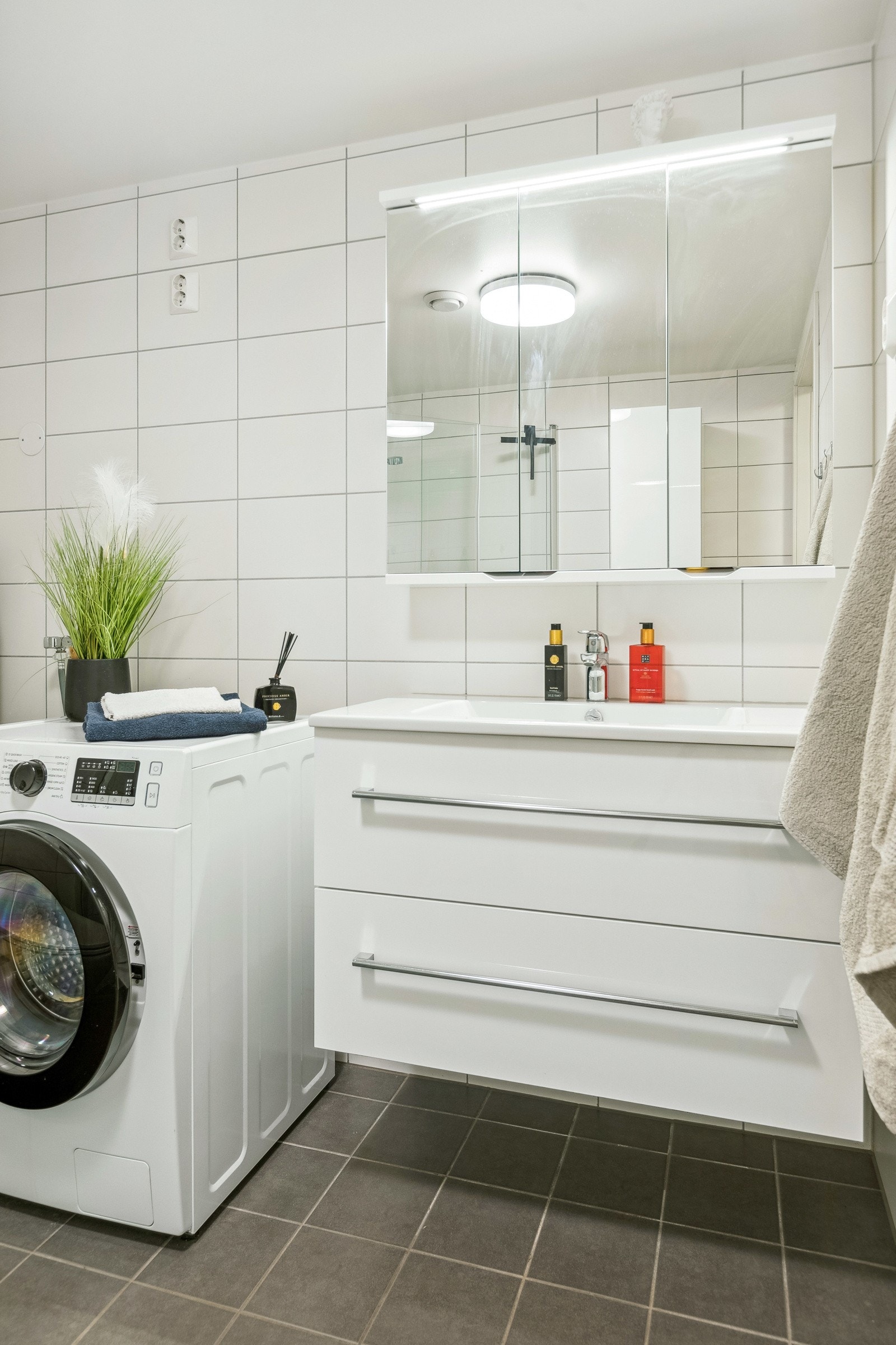 Det er opplegg for vaskemaskin på bad. Galleribilde