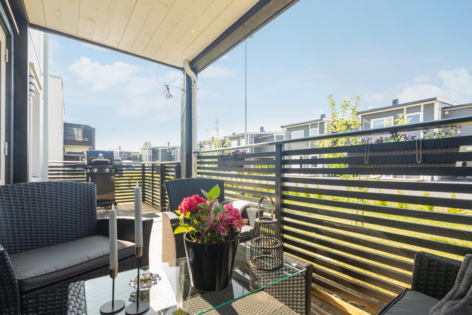 Nydelig og skjermet uteplass med overbygg. Galleribilde