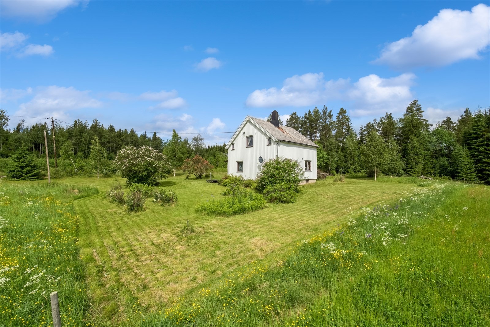 En stor, solrik og landlig eiendom på ca. 3 260m². Eiendommen er bebygd med en eldre enebolig fra 1937, en vedbod på 4m² og en redskapsbod på 7m². Galleribilde
