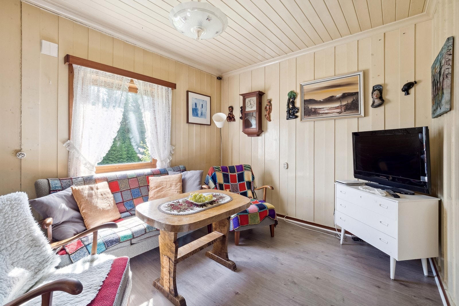 Den andre stuen ligger mellom den største stuen og kjøkkenet. Stuen har nyere laminat på gulv og panel på veggene malt i en dus gulfarge. Galleribilde