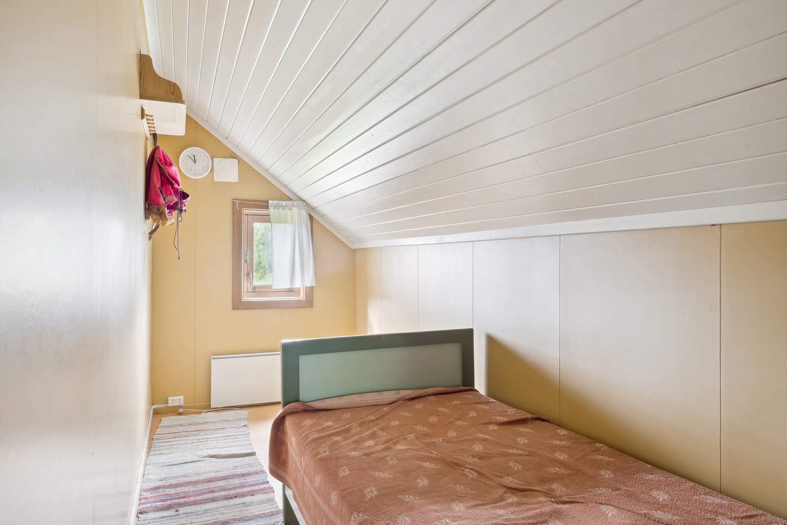 Ved siden av soverom 2 er det også et lyst kott som er innredet med en seng, men som ikke er godkjent rom for varig opphold. Galleribilde