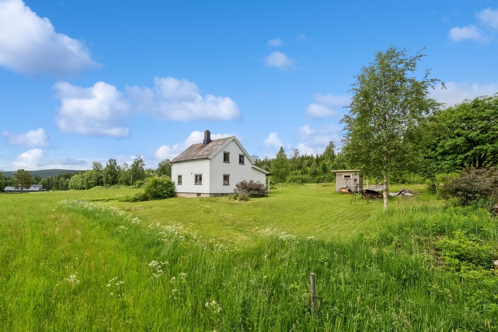 Eiendommen ligger i et skog- og landbruksområde med spredt bebyggelse, samt i et flott turterreng og i nærheten av et omfattende skiløypenett. Galleribilde