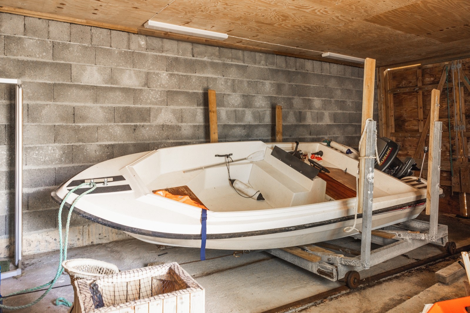 Det romslige naustet gir muligheter til å lagre og organisere utstyr og gjenstander på en praktisk måte. Enten det er båtutstyr, fiskeutstyr eller annet fritidsutstyr. Galleribilde