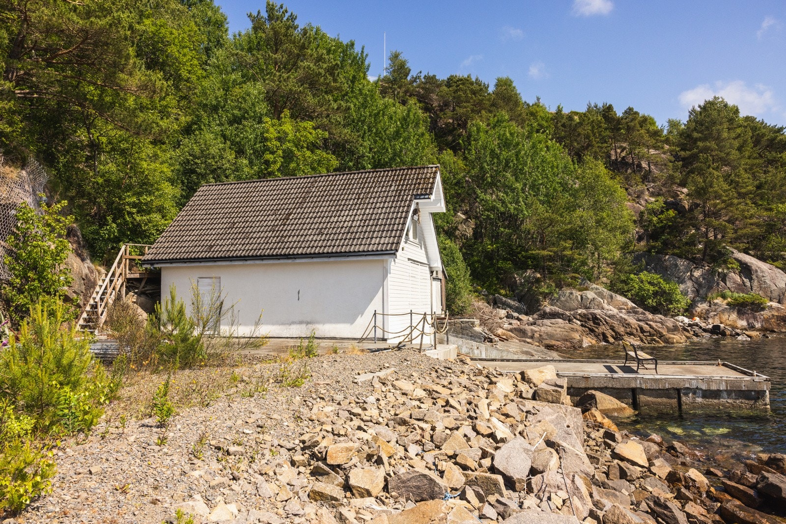 Du kan også utforske området rundt naustet, gå på turer langs sjøkanten, sykle eller drive med andre utendørsaktiviteter. Galleribilde