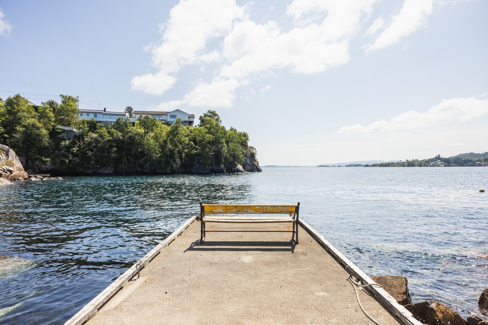 Plassert ved vannkanten kan du oppleve den beroliggende lyden av bølger og den friske havbrisen. Galleribilde