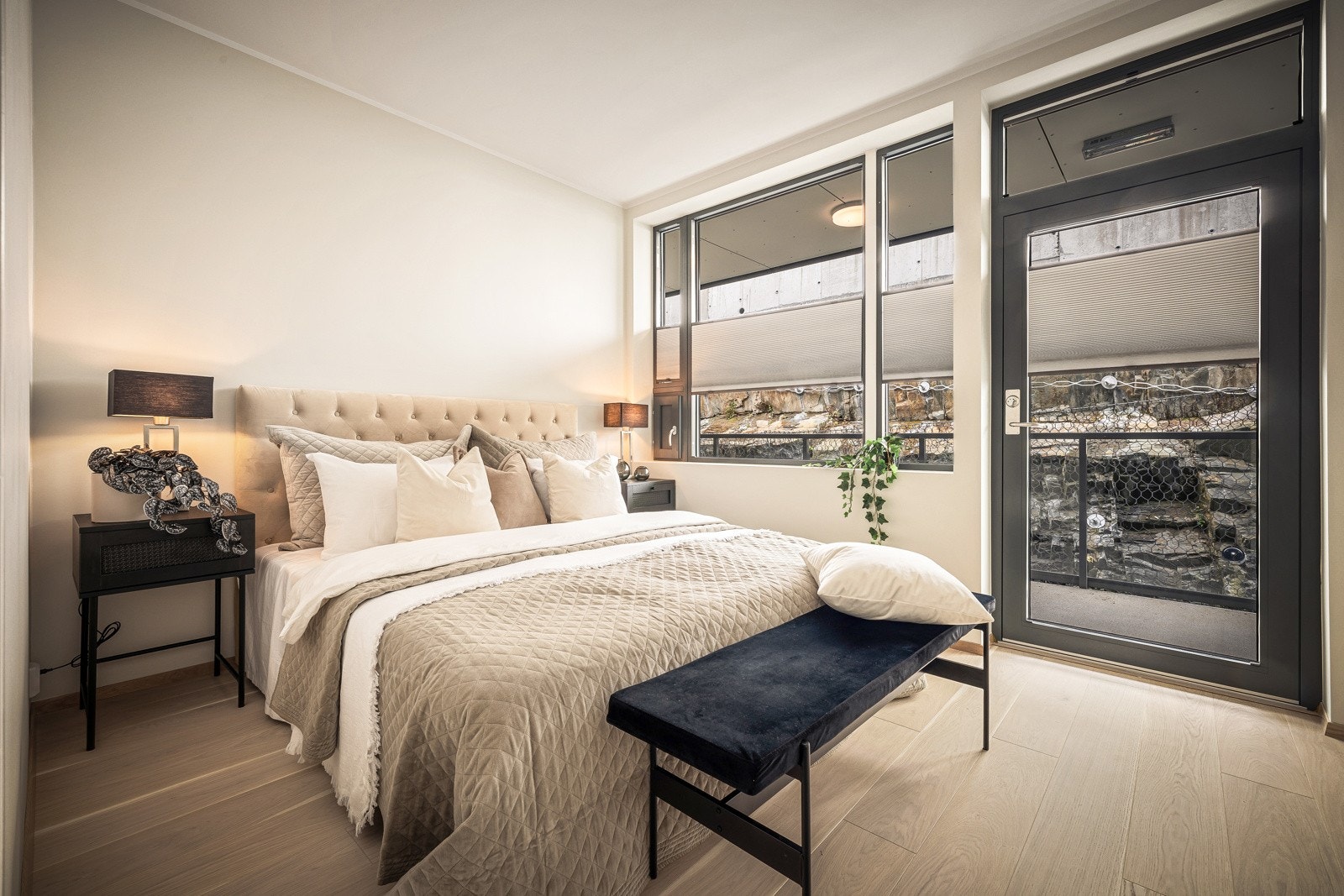 - "En suite" løsning med privat bad og walk in garderobe for komfort og bekvemmelighet - Galleribilde
