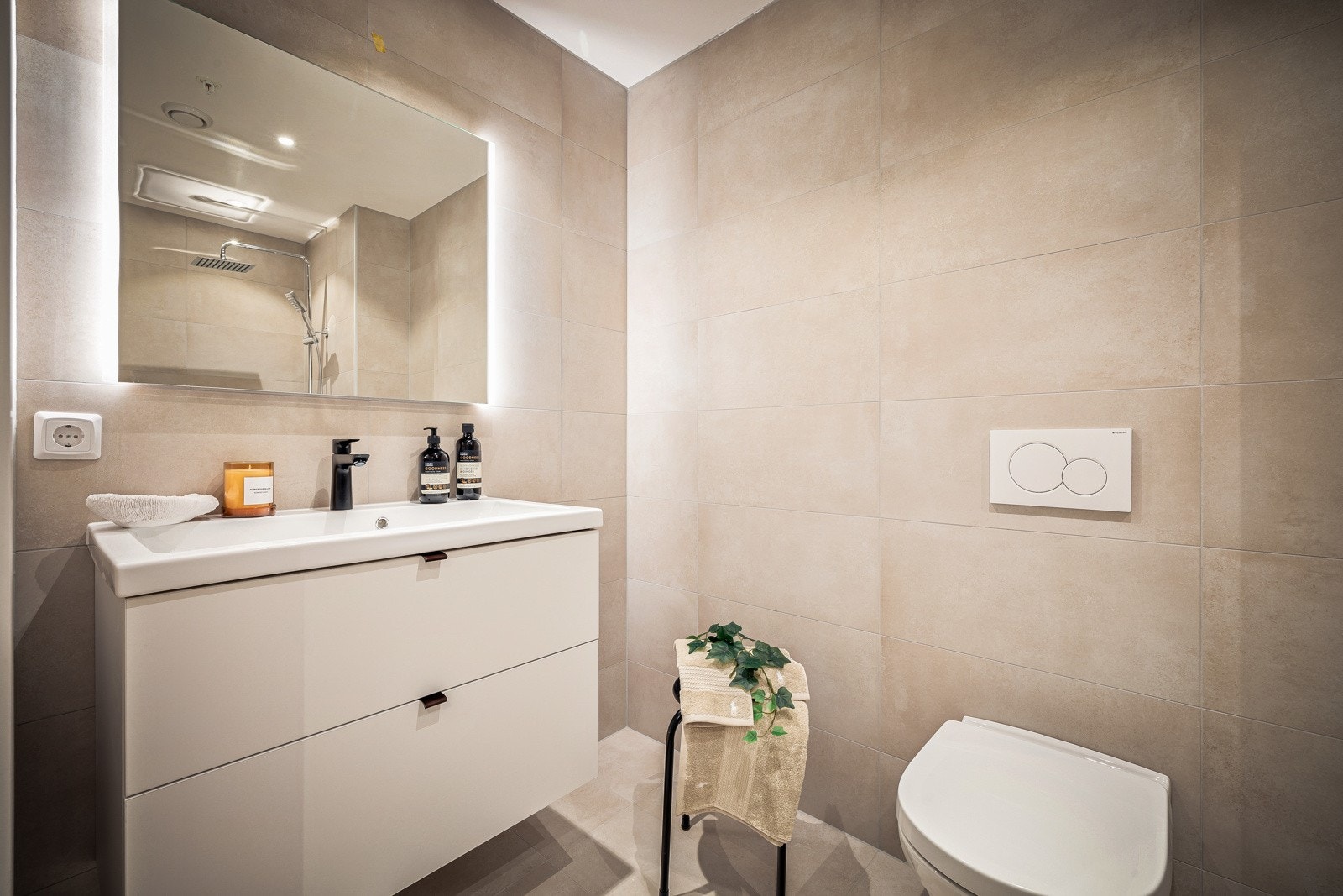 - Gjestebadet holder den samme lekre standarden som "en suite" badet - Galleribilde