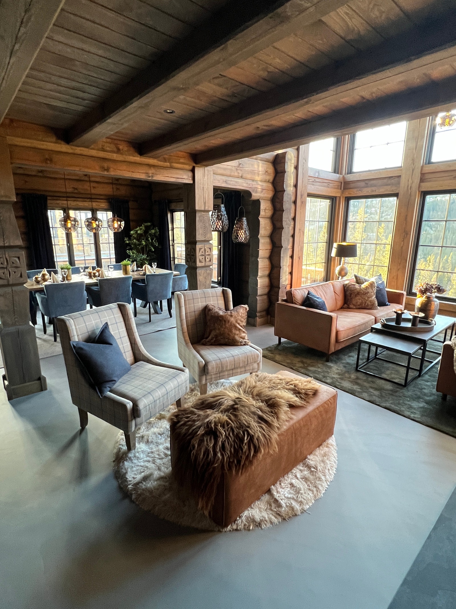 Åpent og romslig stue/spisestue Galleribilde