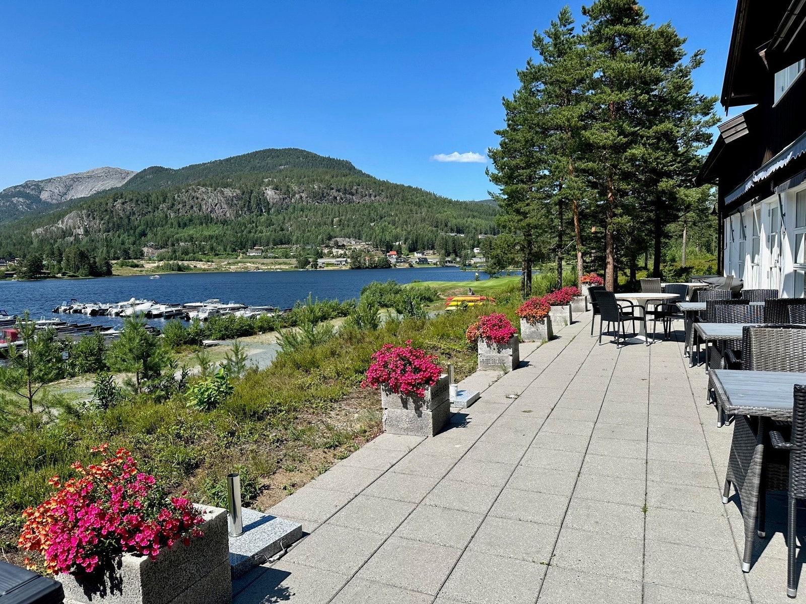 Klubbhus med sitteplasser ute med utsikt til båthavn og fjell ! Galleribilde