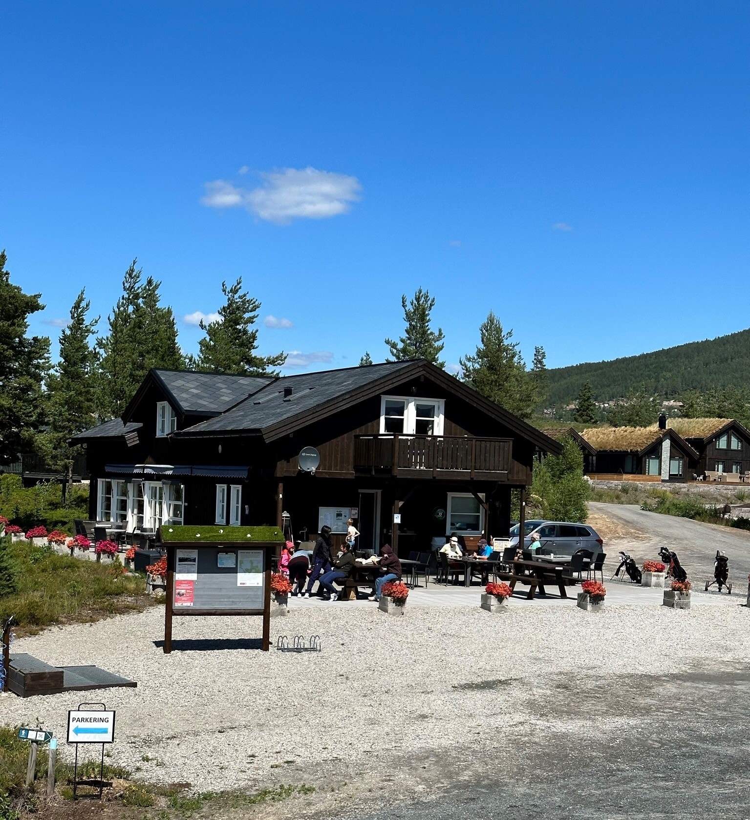 Velkommen til kafe med servering av mat og drikke. Is og godterie selges også. Galleribilde