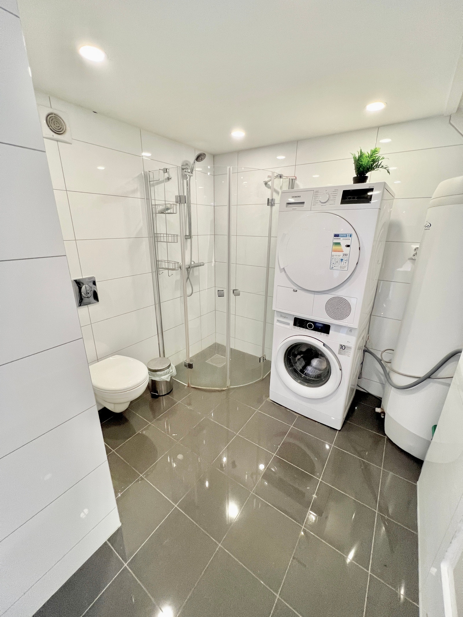 Bad 1 med vaskemaskin og tørketrommel Galleribilde