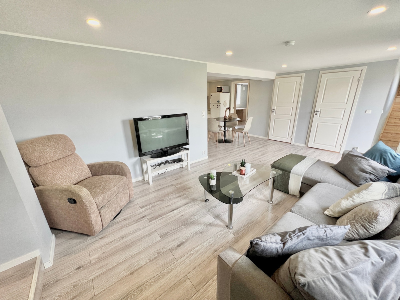 Fellesareal med tv-stue og spiseplass Galleribilde