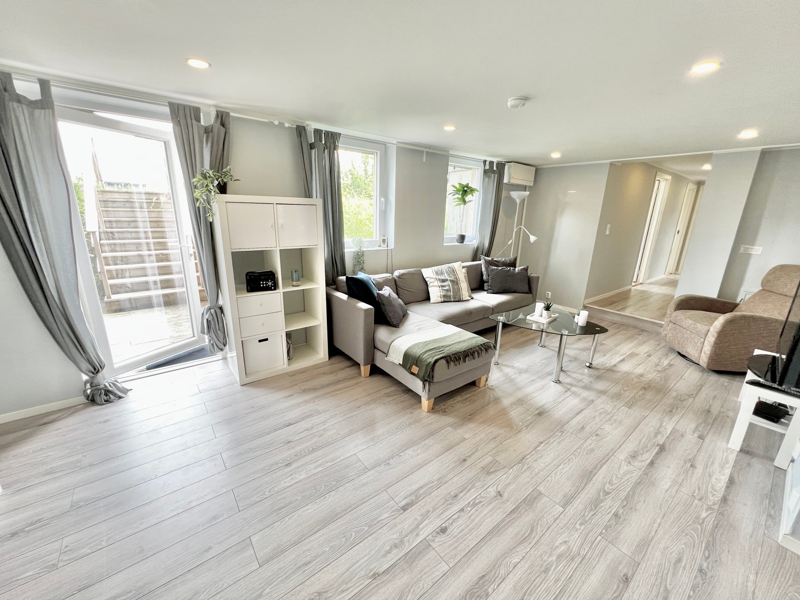 Stue med utgang til solrik terrasse Galleribilde