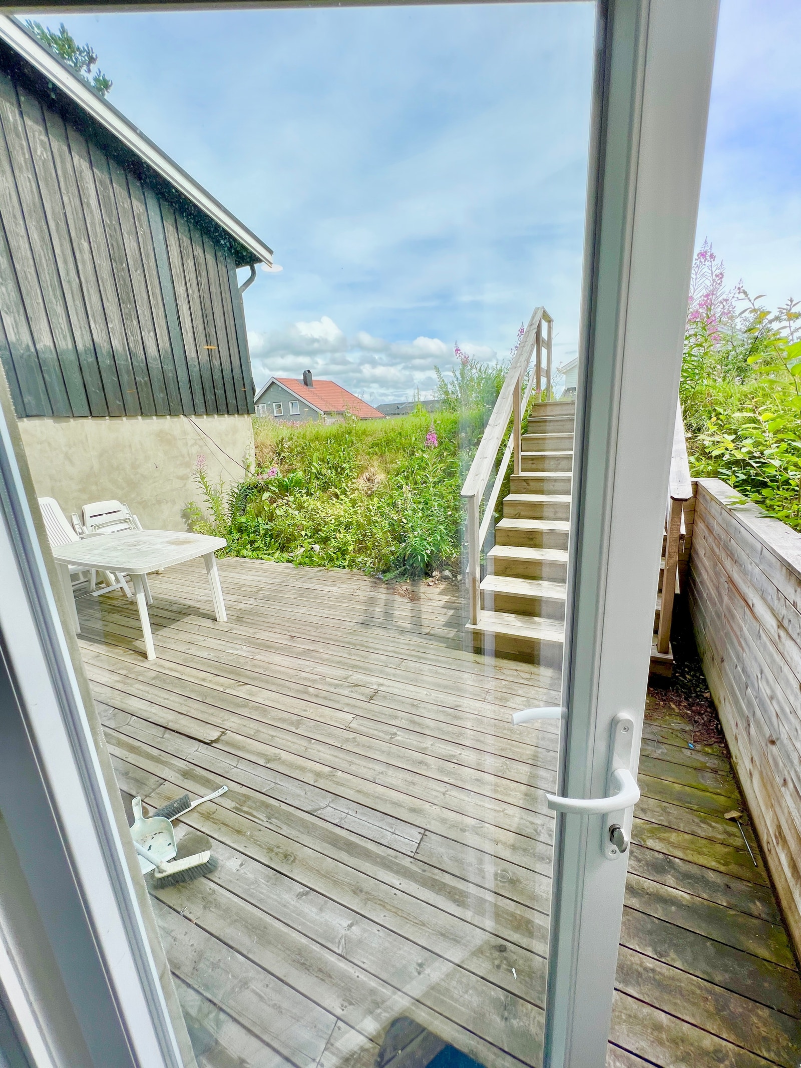 Solfylt terrasse med tilgang til stor eplehage Galleribilde