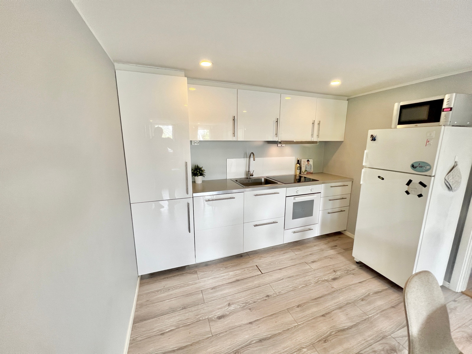 Kjøkken med alt utstyr Galleribilde