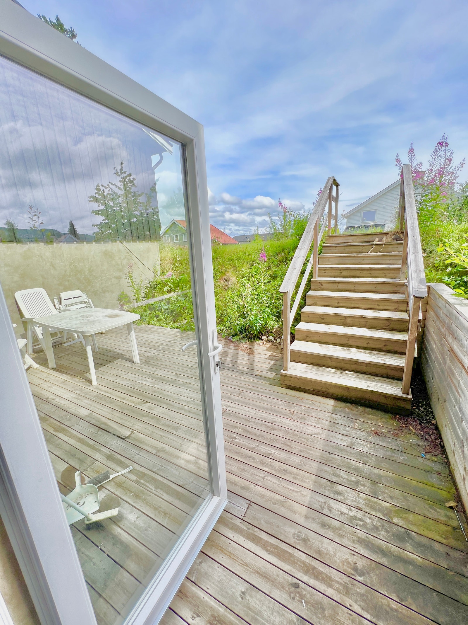 Solfylt terrasse med tilgang til stor eplehage Galleribilde