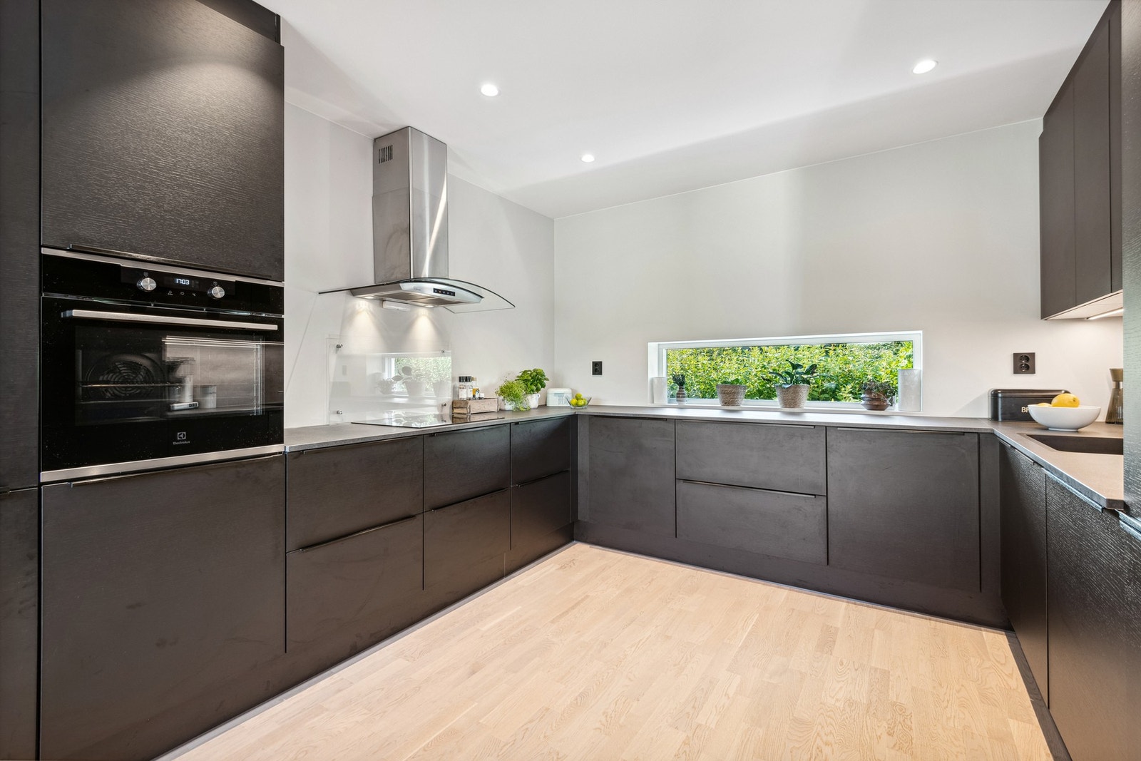 Integrerte hvitevarer medfølger i handelen. Galleribilde