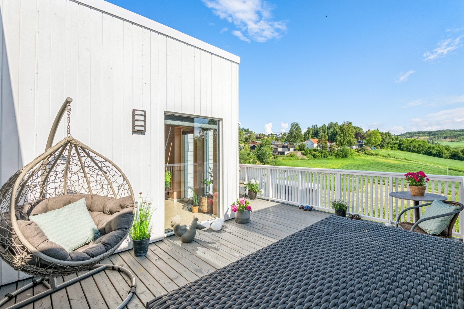 Romslig terrasse med utgang fra stuen. Gode innredningsmuligheter. Galleribilde