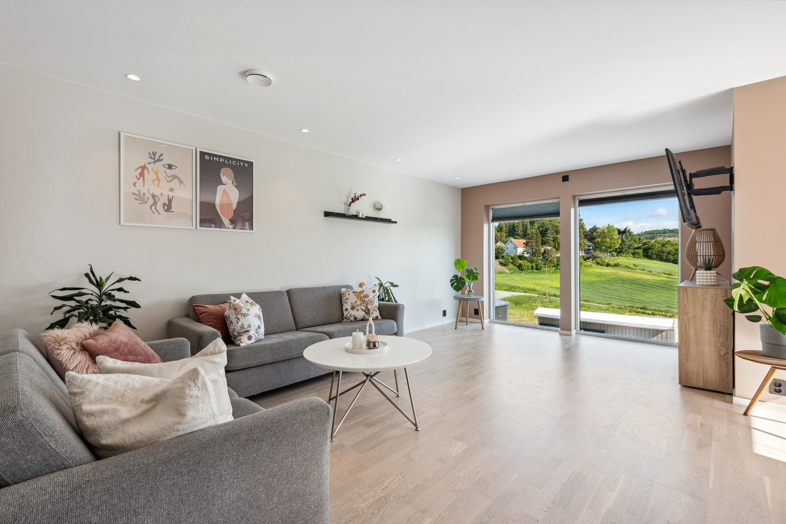 Stuen har store vindusflater som sørger for mye lysinnslipp. Galleribilde