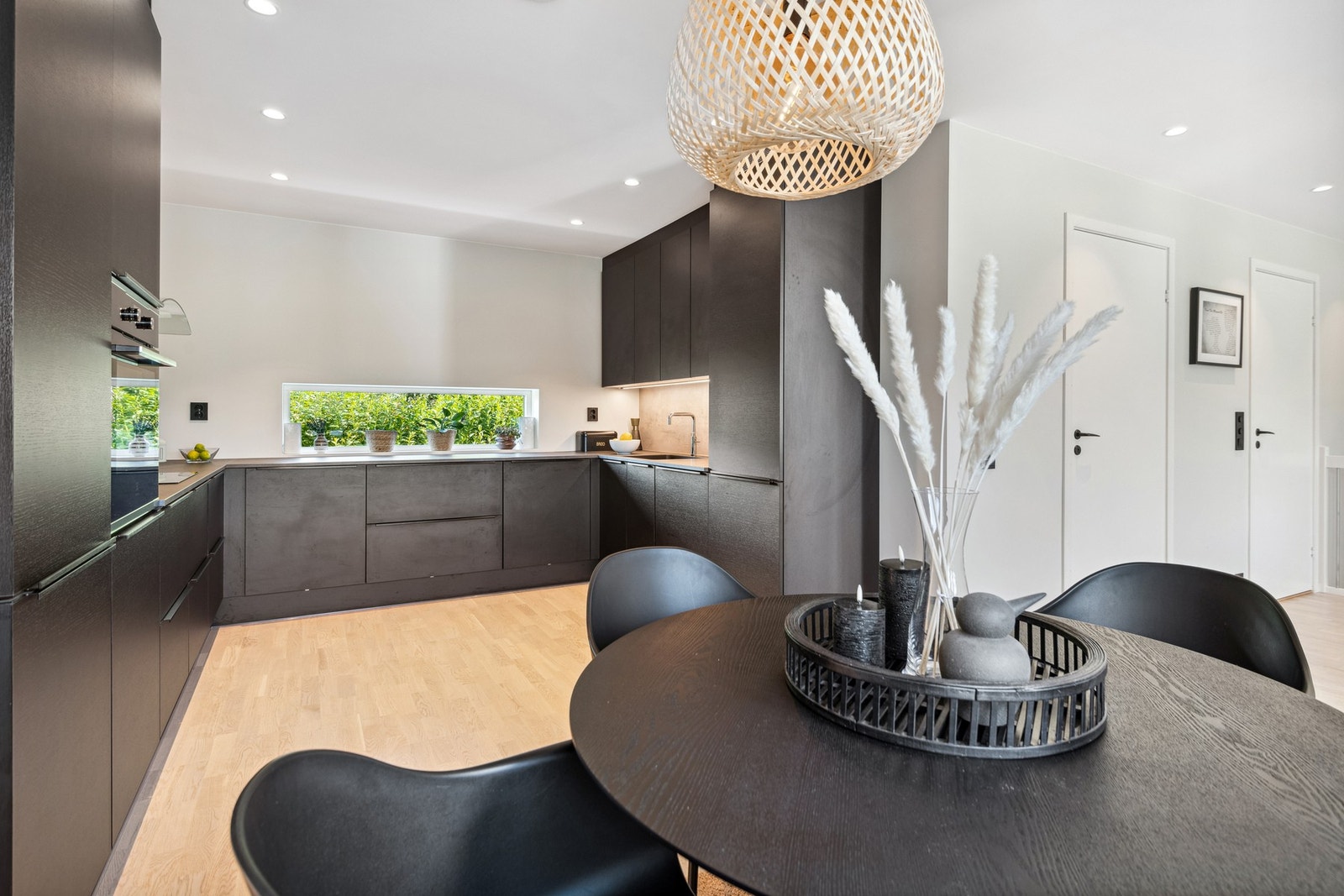 Kjøkkenet har rikelig med benk- og skapplass. Quooker blandebatteri. Galleribilde