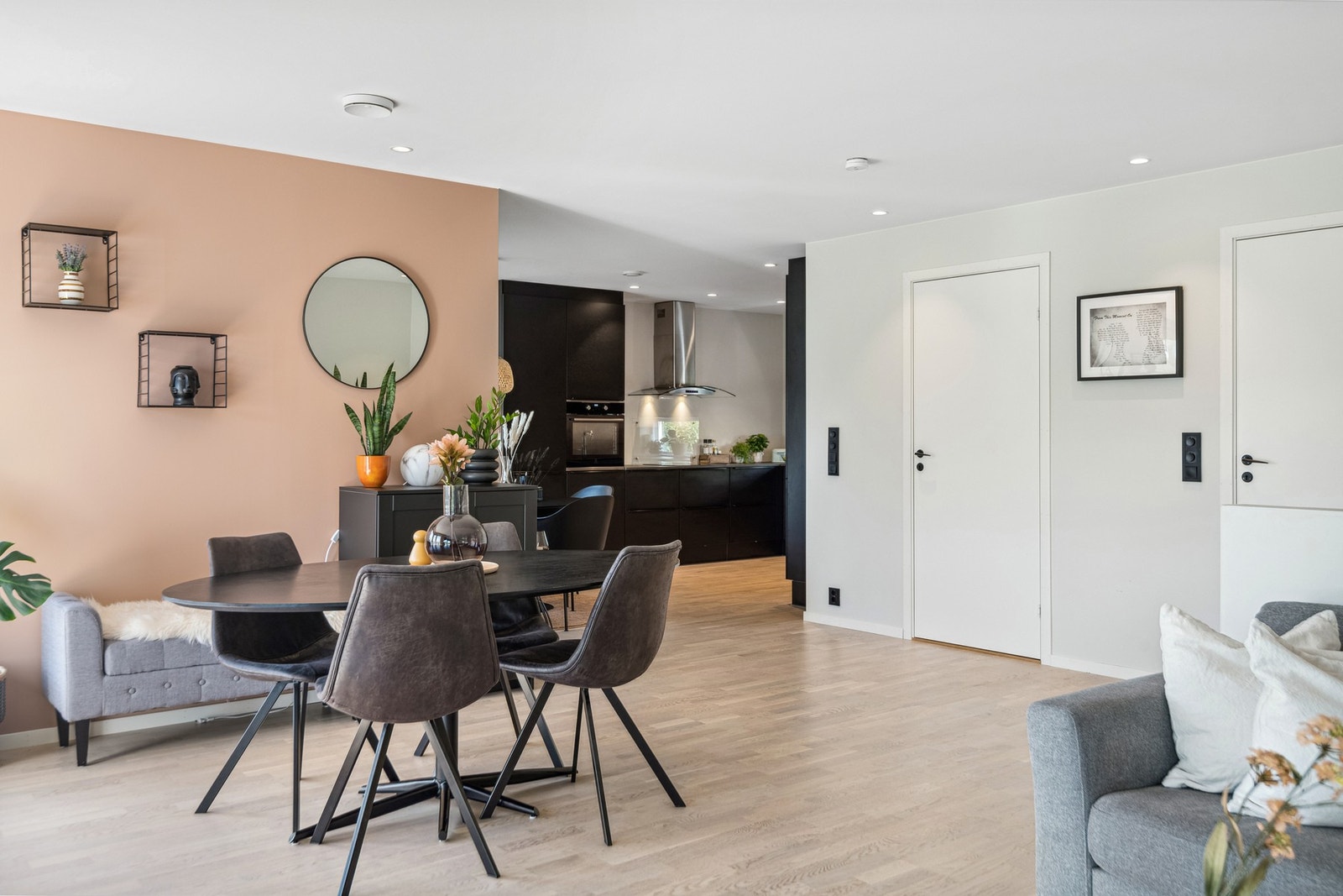 Oppholdsrommet er av god størrelse og kan innredes med ønsket møblement. Galleribilde