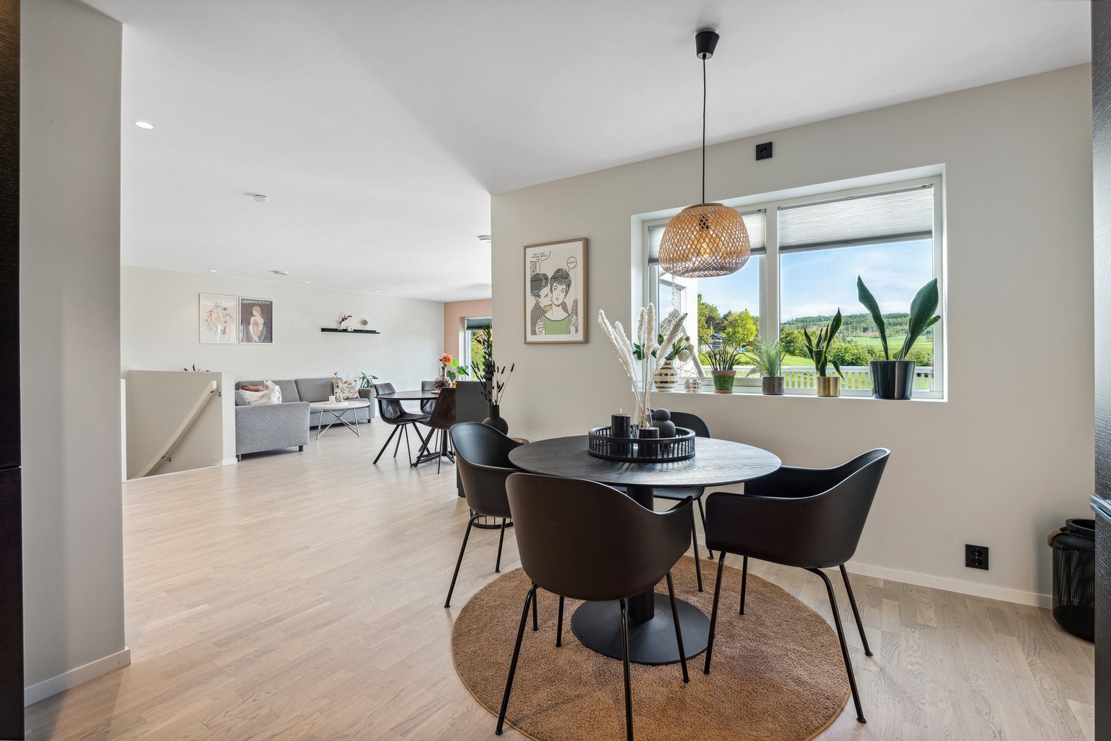 I tilknytning til kjøkkenet har man plass til et mindre spisebord, i tillegg til romslig spisestue. Galleribilde