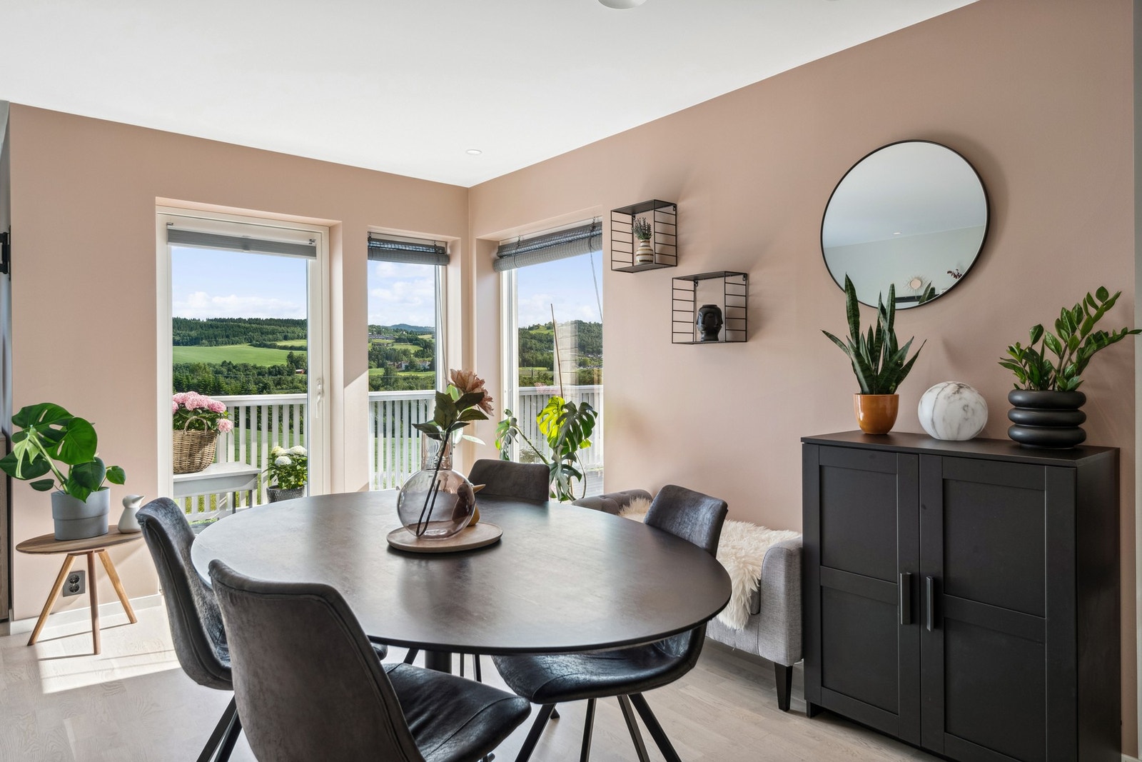 Boligen har gjennomgående god standard og har oppgradert standard. Galleribilde