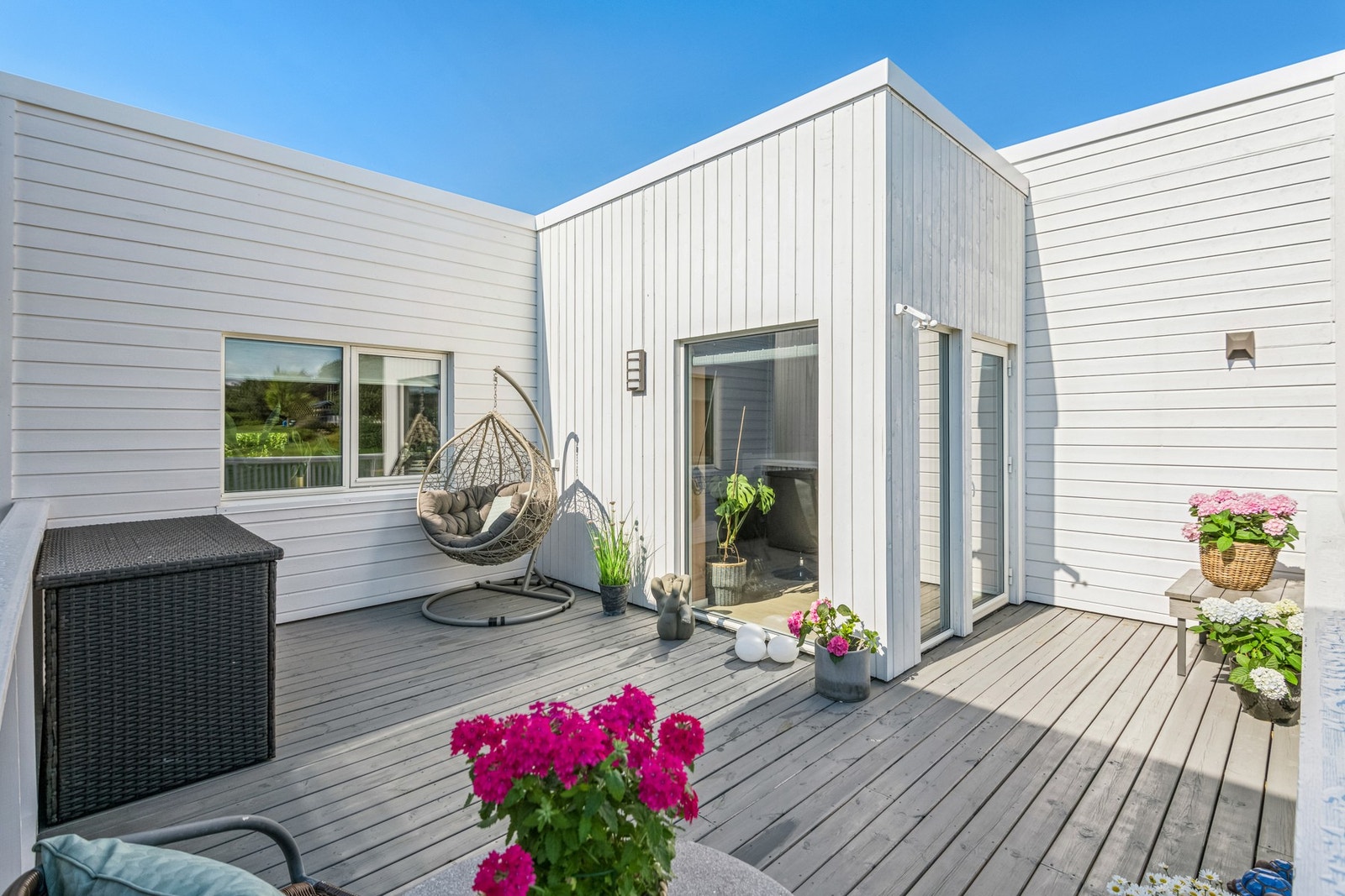 Boligens terrassen er av god størrelse og oppleves som skjermet og lun. Galleribilde