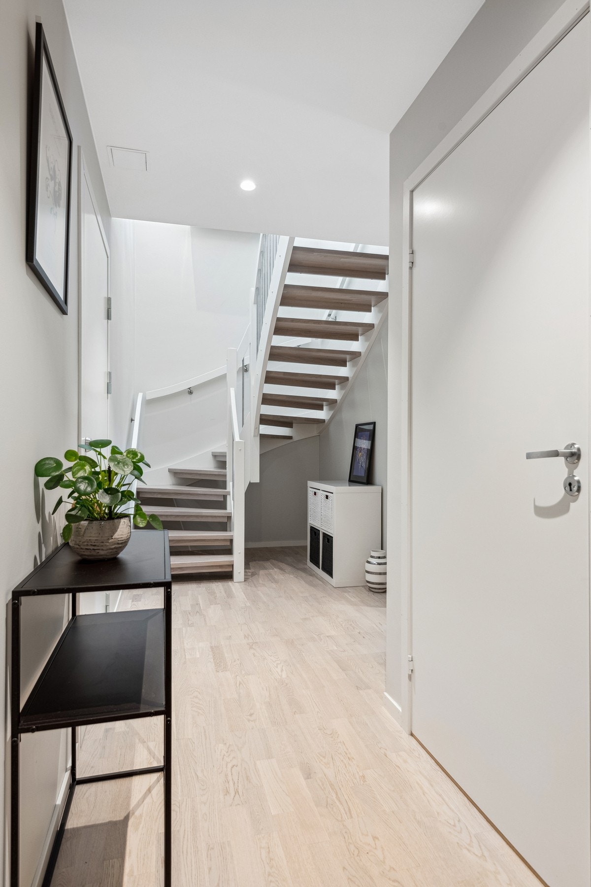 Gang med avsatt plass til oppbevaringsløsning. Galleribilde