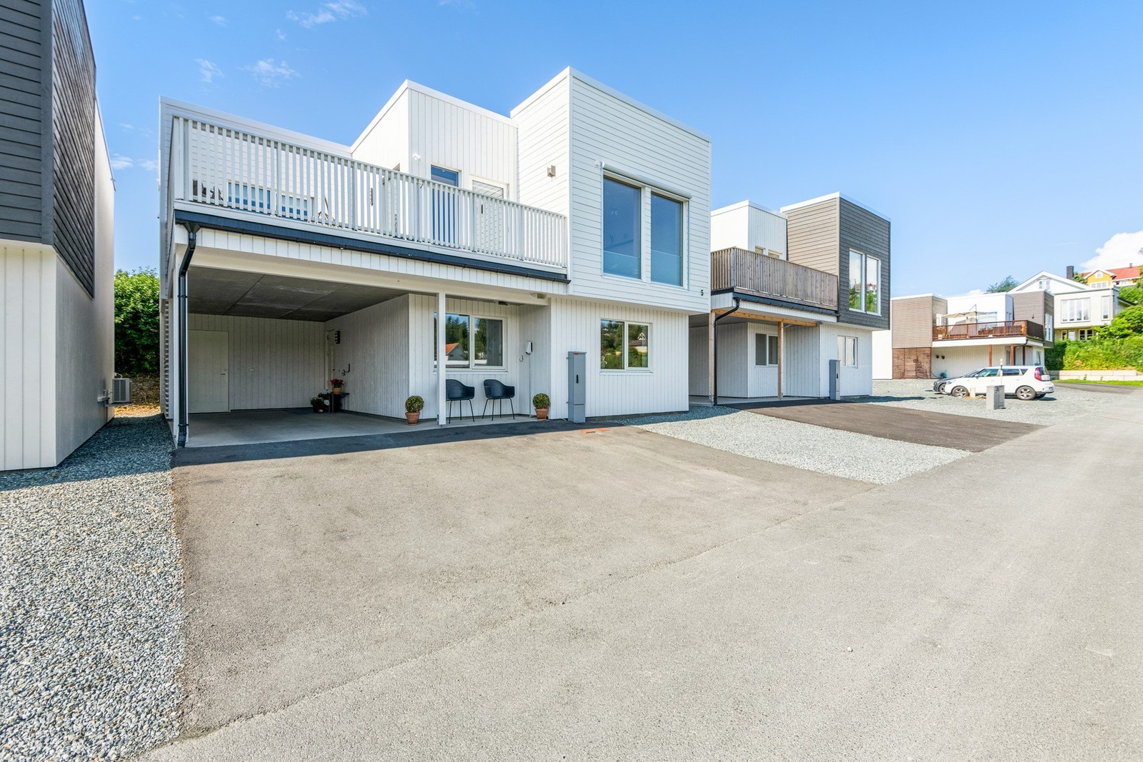 Moderne og oppgradert enebolig fra 21. Gjennomgående god standard. Carport med elbil-lader. Hybel. Sportsbod. Galleribilde