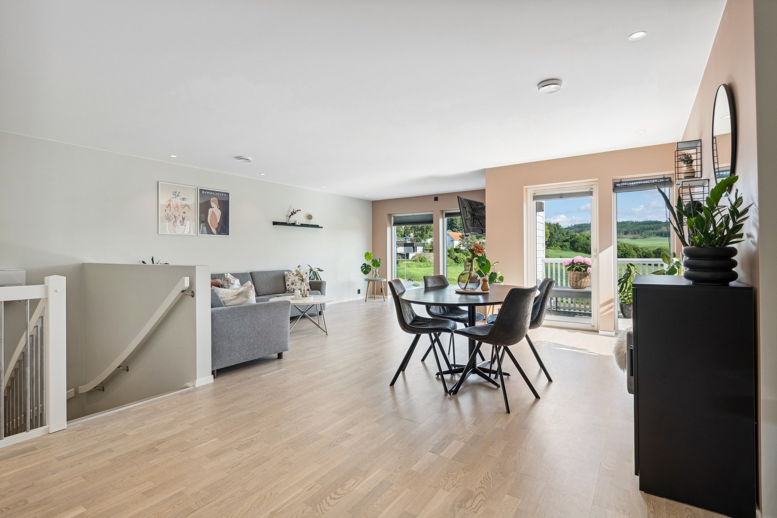 Fra stuen har man direkte utgang til boligens terrasse hvor varme sommerdager kan nytes. Galleribilde