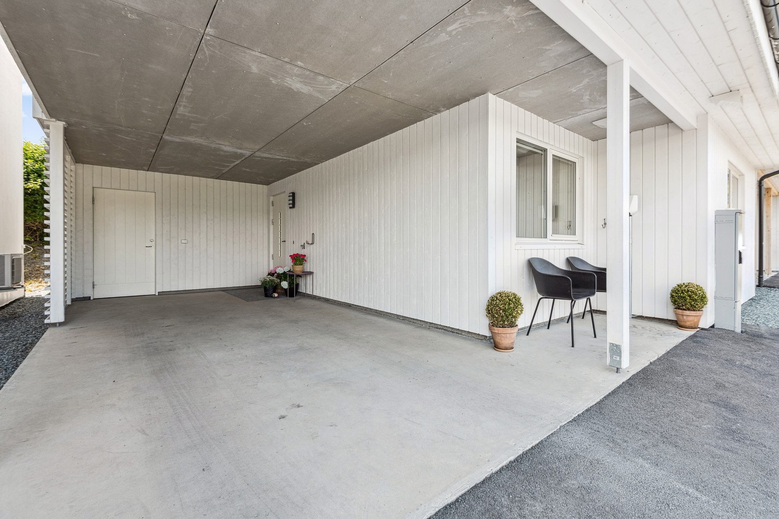 Boligen har godt med parkeringsplasser på gårdsplass og i carport. Det er montert elbillader. Galleribilde