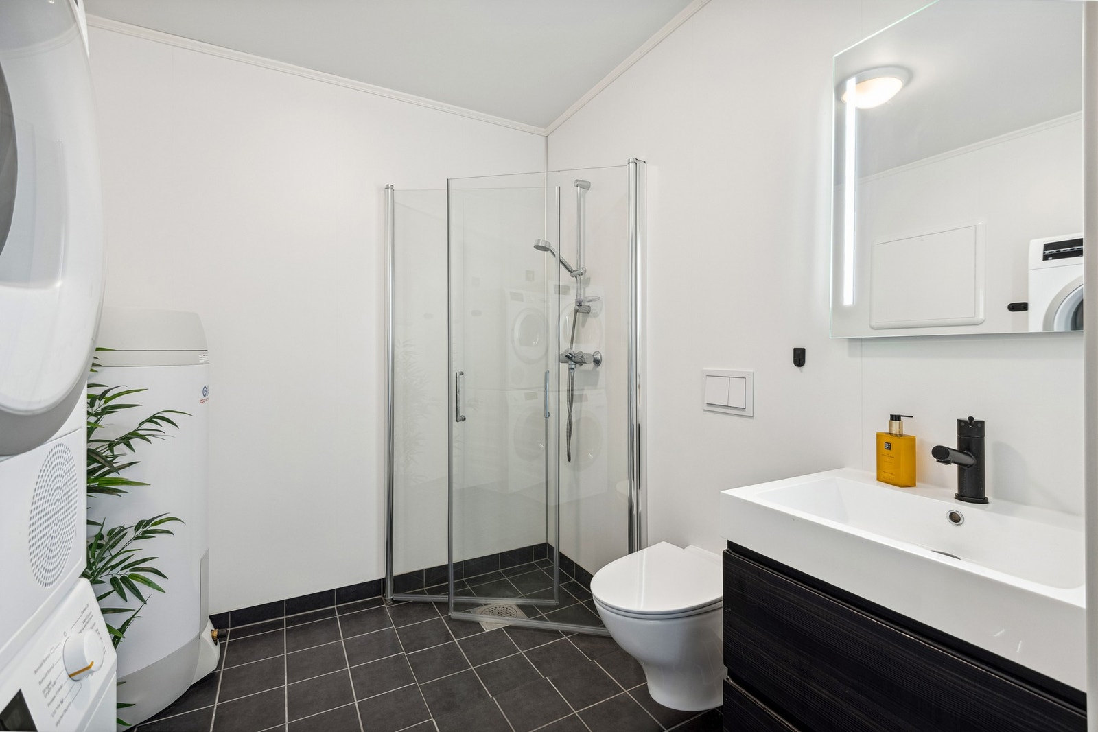 Pent bad i 1. etg med opplegg for vaskemaskin. Galleribilde