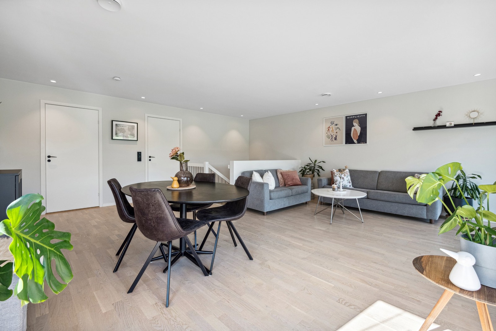 Det er montert screens på noen av stuevinduene, i tillegg til luxaflexpersienner. Galleribilde