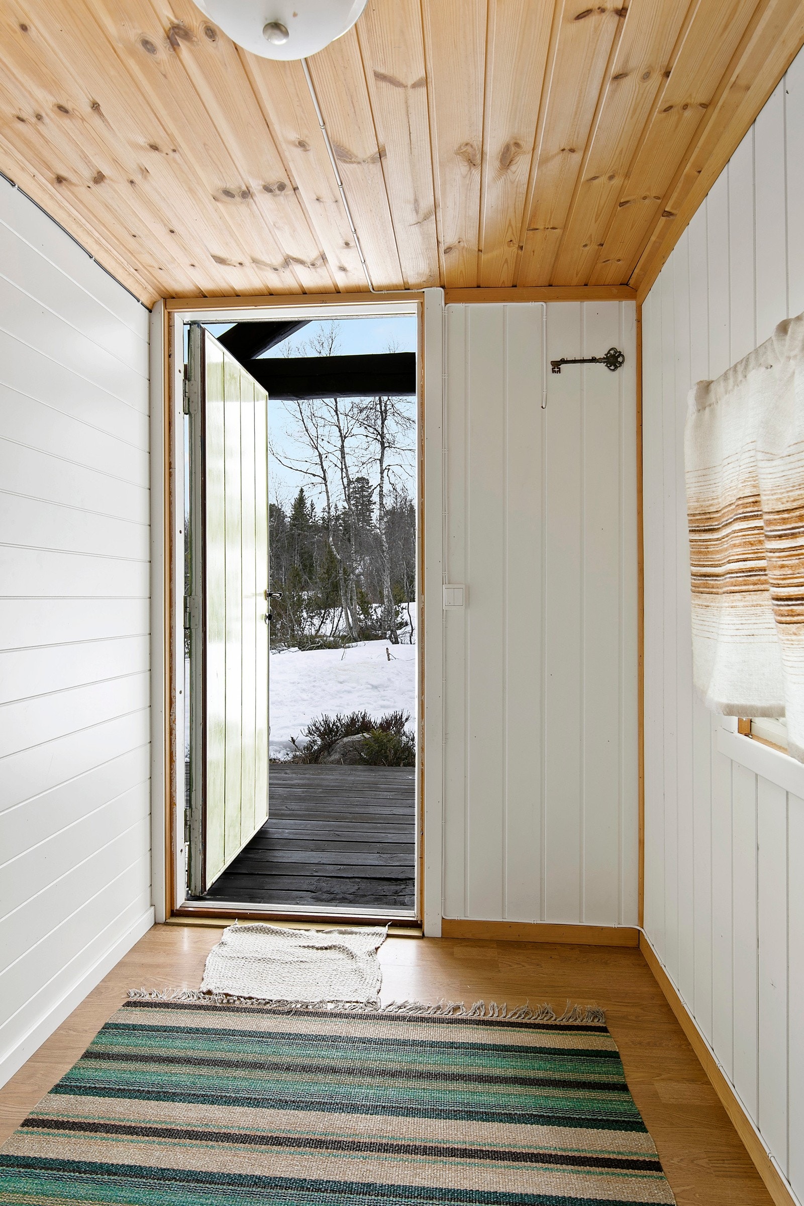 Velkommen inn! I entréen er det god plass til å sette fra seg sko og yttertøy. Galleribilde