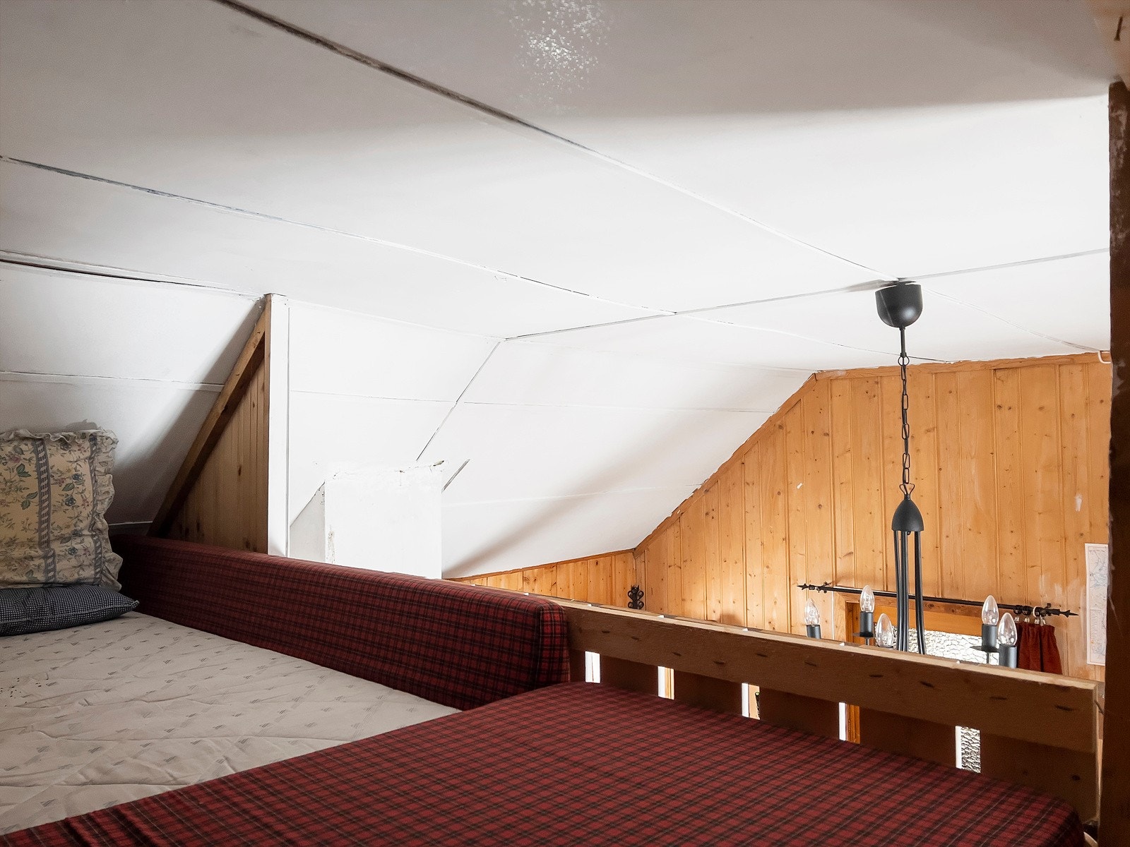 Det er også hems over stua med ekstra soveplass. Galleribilde