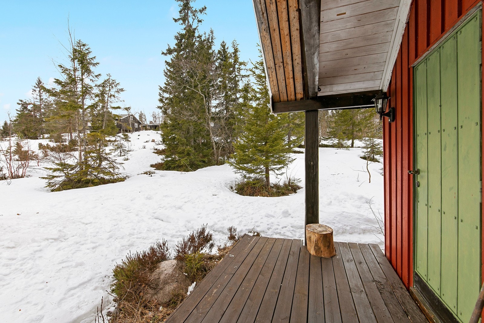 Ved inngangspartiet er det en koselig liten terrasseplatting som er delvis takoverbygget. Galleribilde