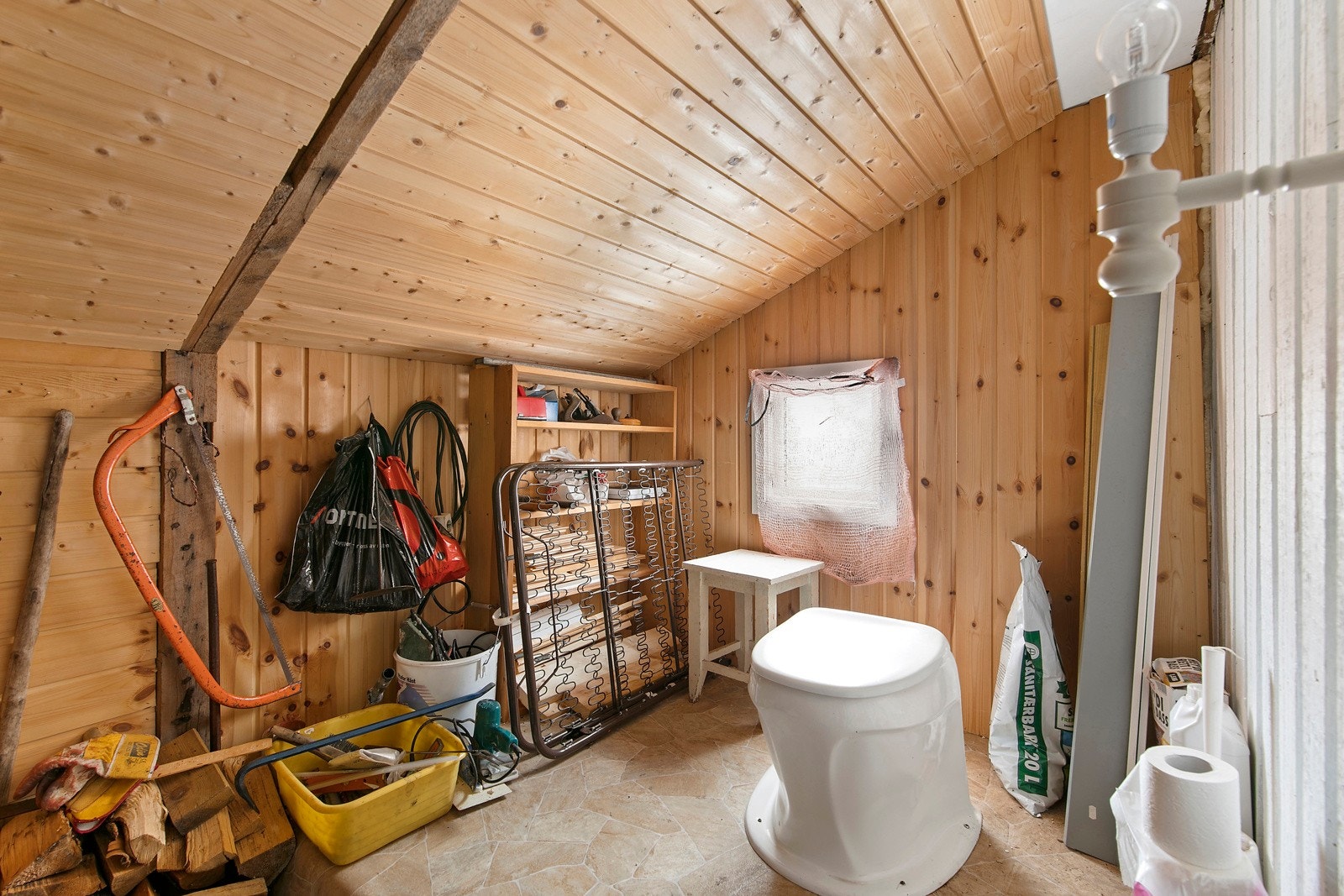 Enkel bod som er innredet som toalettrom med snurredass. Galleribilde