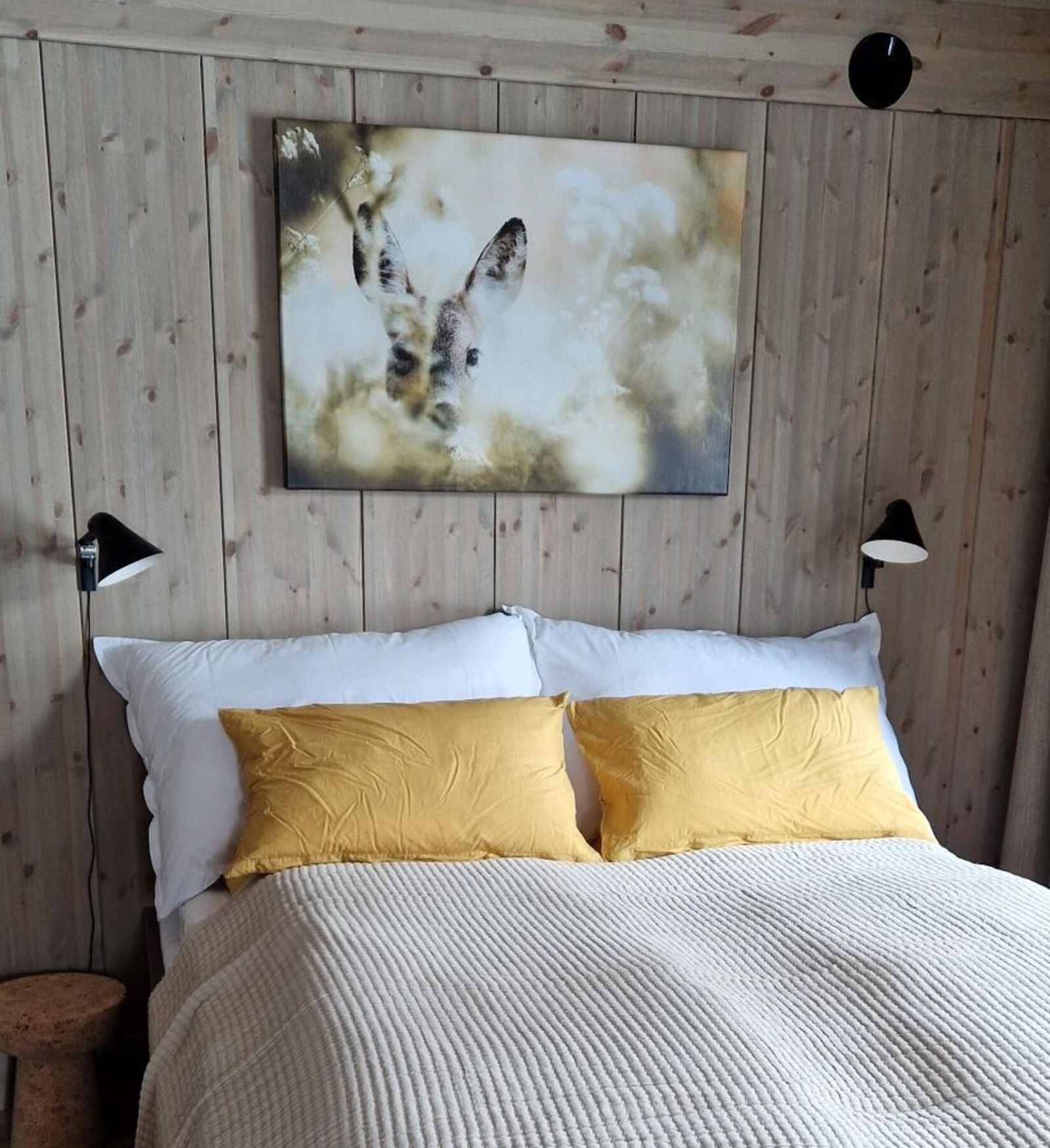 Hovedsoverom er innredet med dobbeltseng. Det medfølger også garderobe fra Strai på soverom 1. Galleribilde