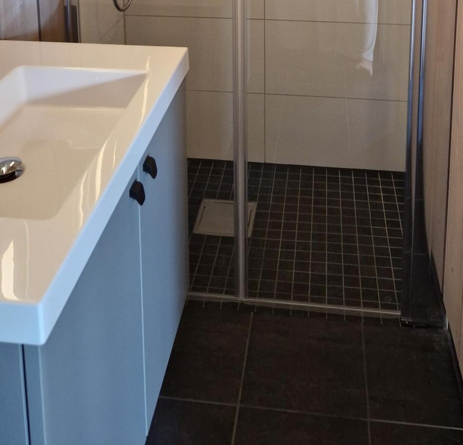 Fra bad 2. Flislagt gulv og dusjnisje. Interiør fra Strai. Galleribilde