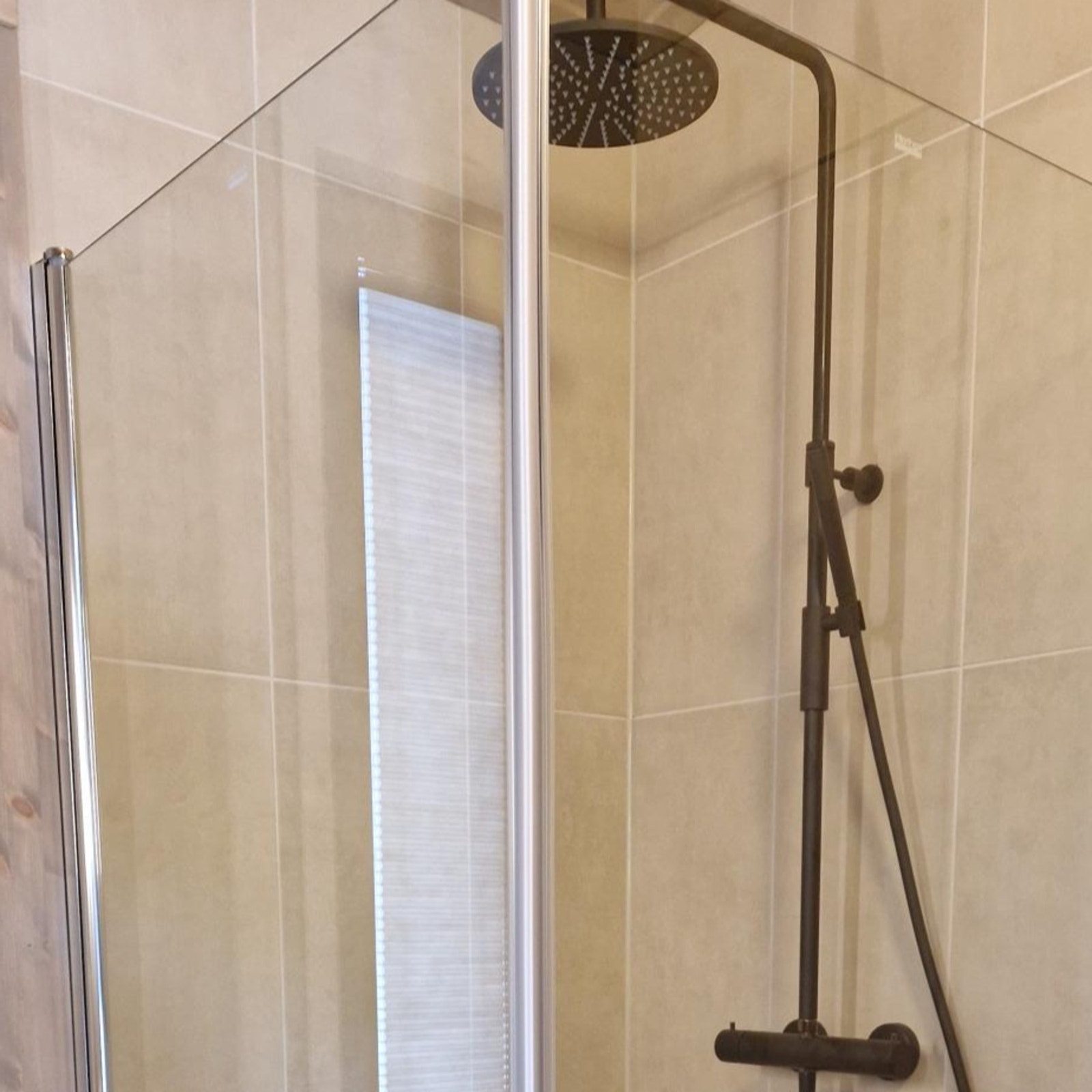 Bad 1 har oppgradert med Tapwell takdusjpakke i matt sort Galleribilde