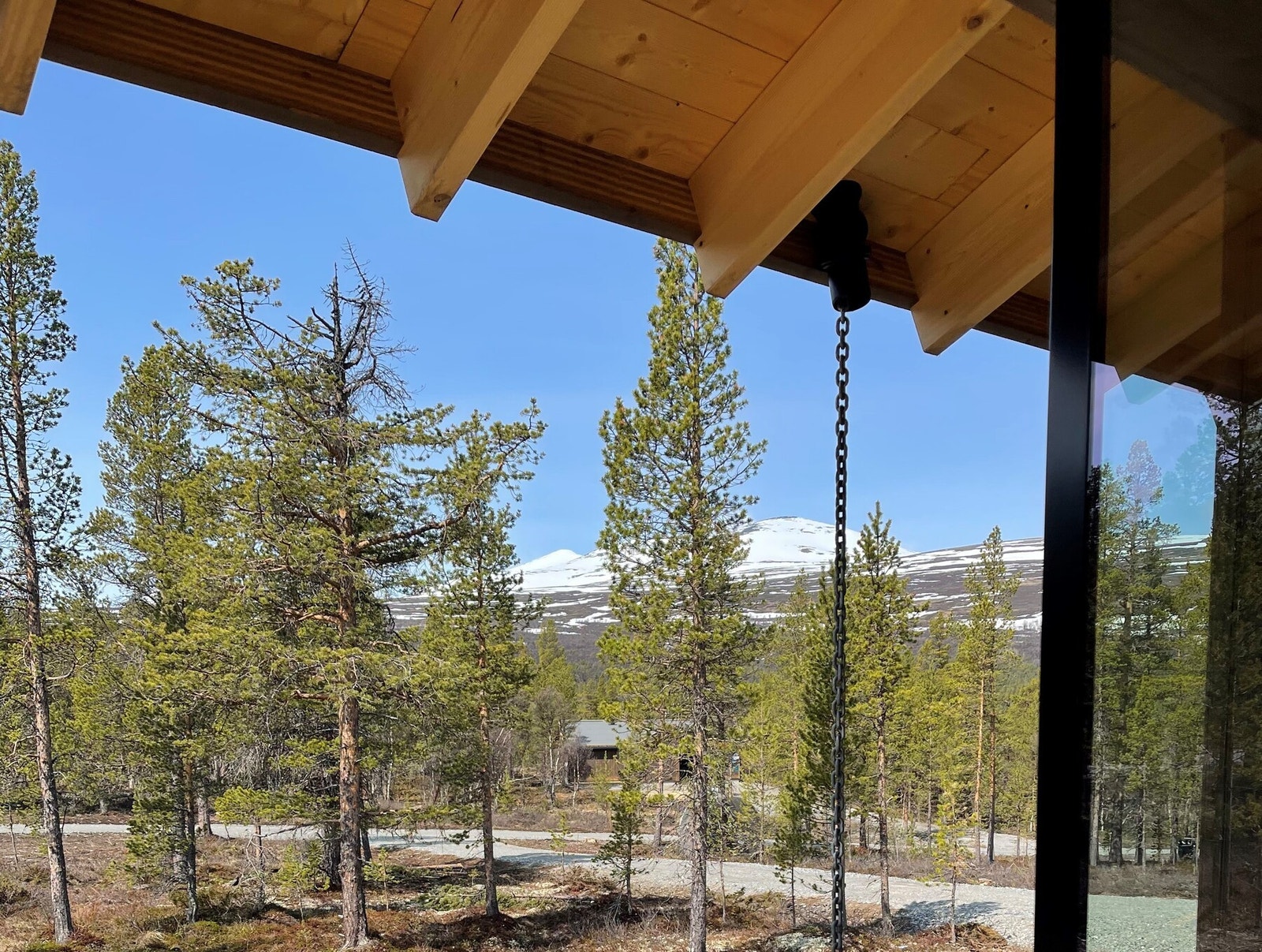 Utsikt fra hytta mot Nautgardsmassivet.
Utstikk er nå beiset. Galleribilde