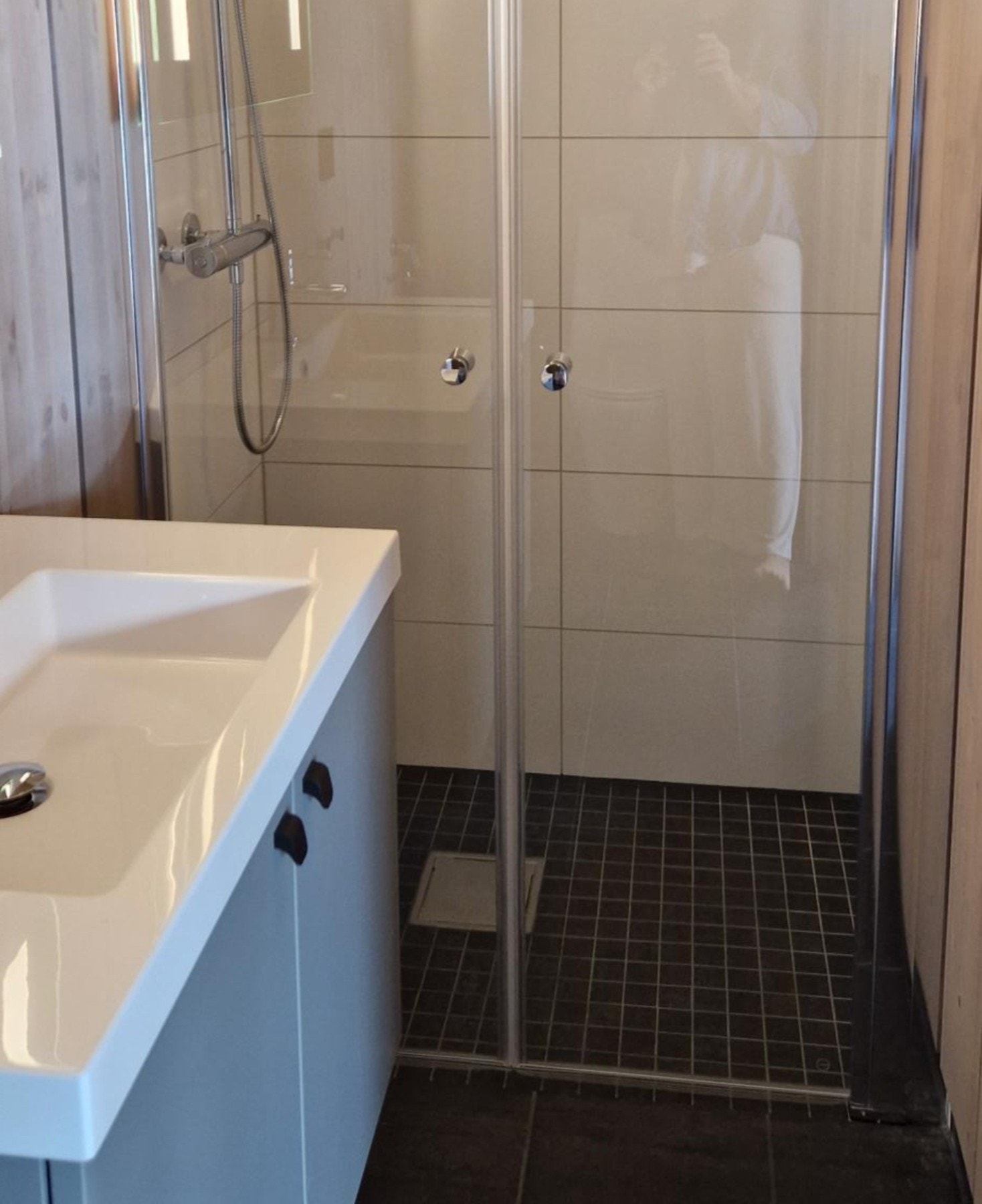 Fra bad 2. Flislagt gulv og dusjnisje. Interiør fra Strai. Galleribilde