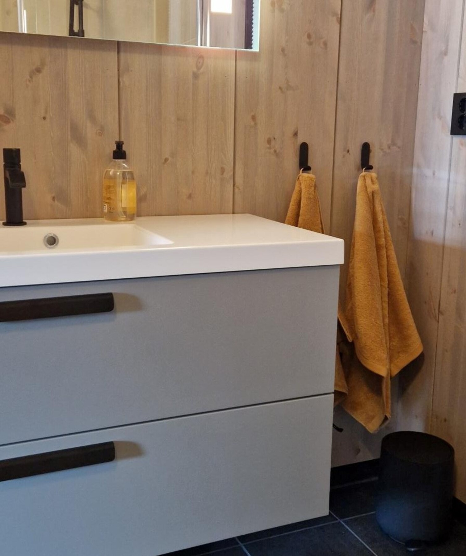 Innredning fra Strai, 120cm bredde. Gjennomført med sorte detaljer på servantbatteri Galleribilde