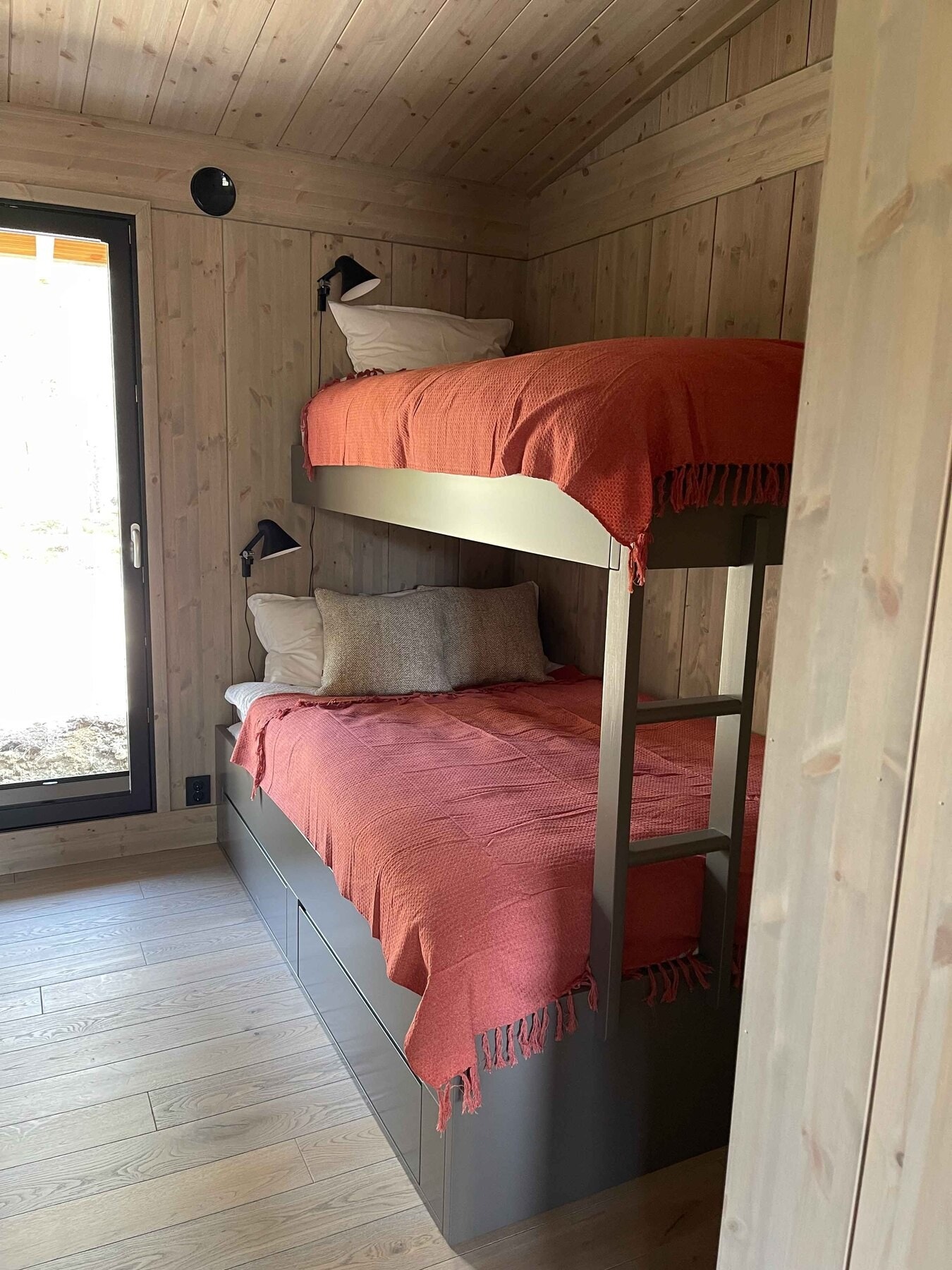 Lunt og smakfullt innredet!
Det medfølger også garderobe fra Strai på soverom 2. Madrass medfølger. Galleribilde