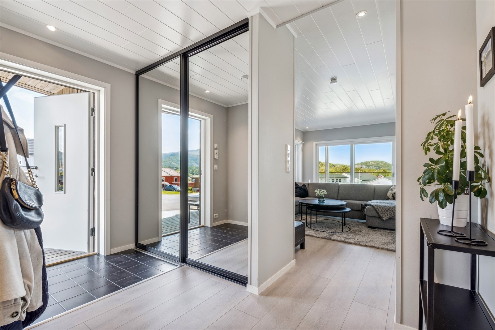 Entré med skyvedørsgarderobe Galleribilde