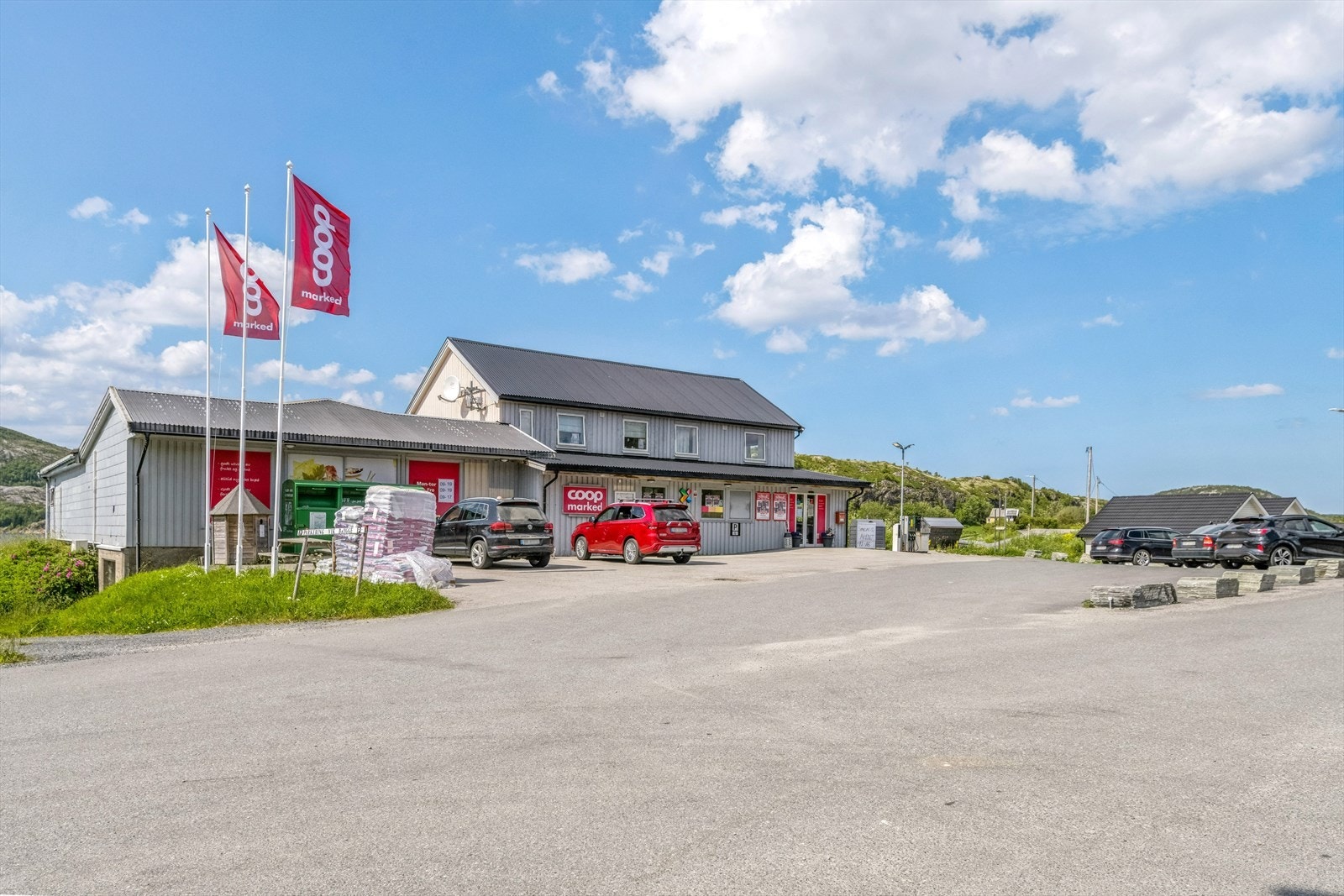 Butikk rett over gata. Galleribilde