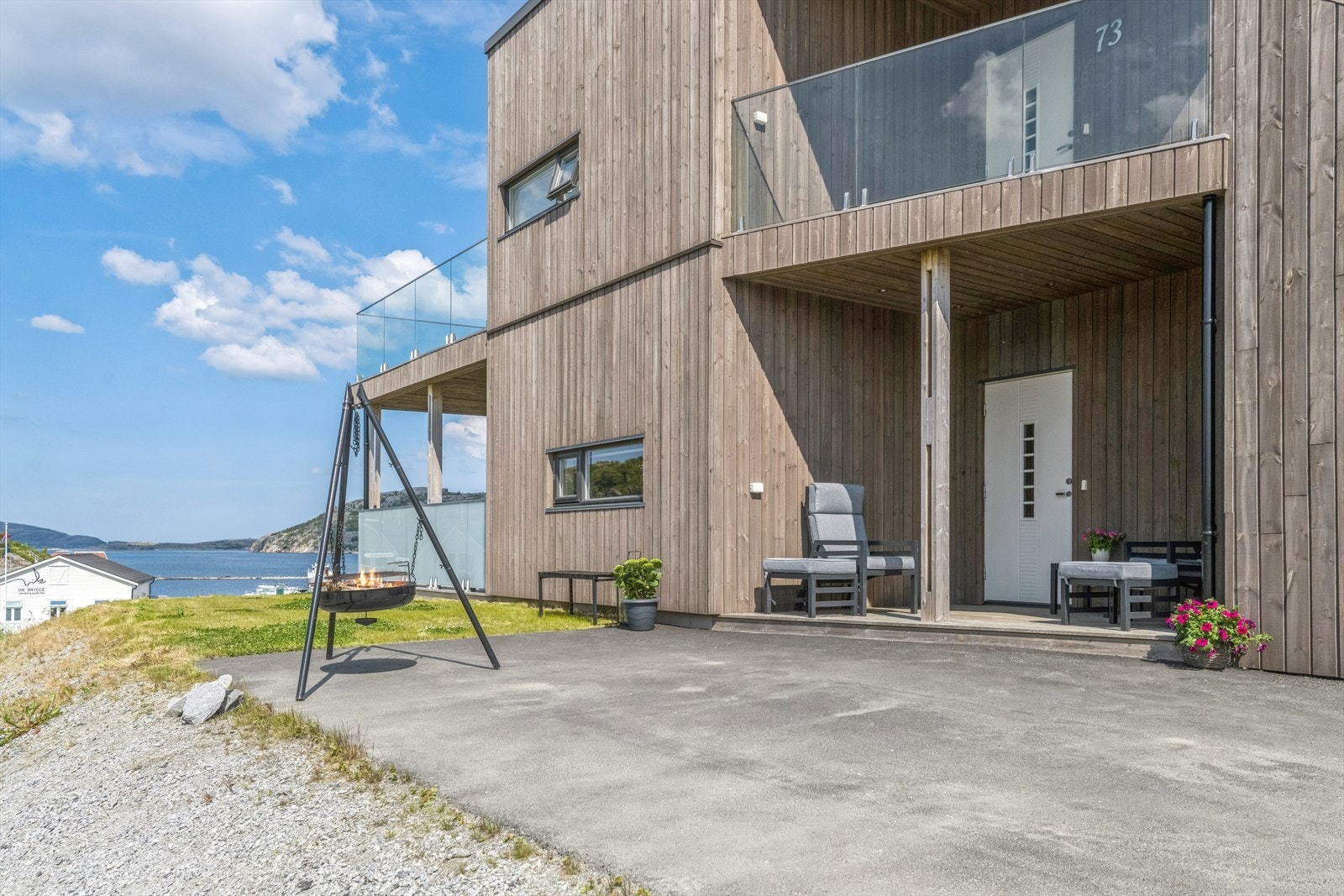 Inngangsparti med asfaltert gårdsplass Galleribilde