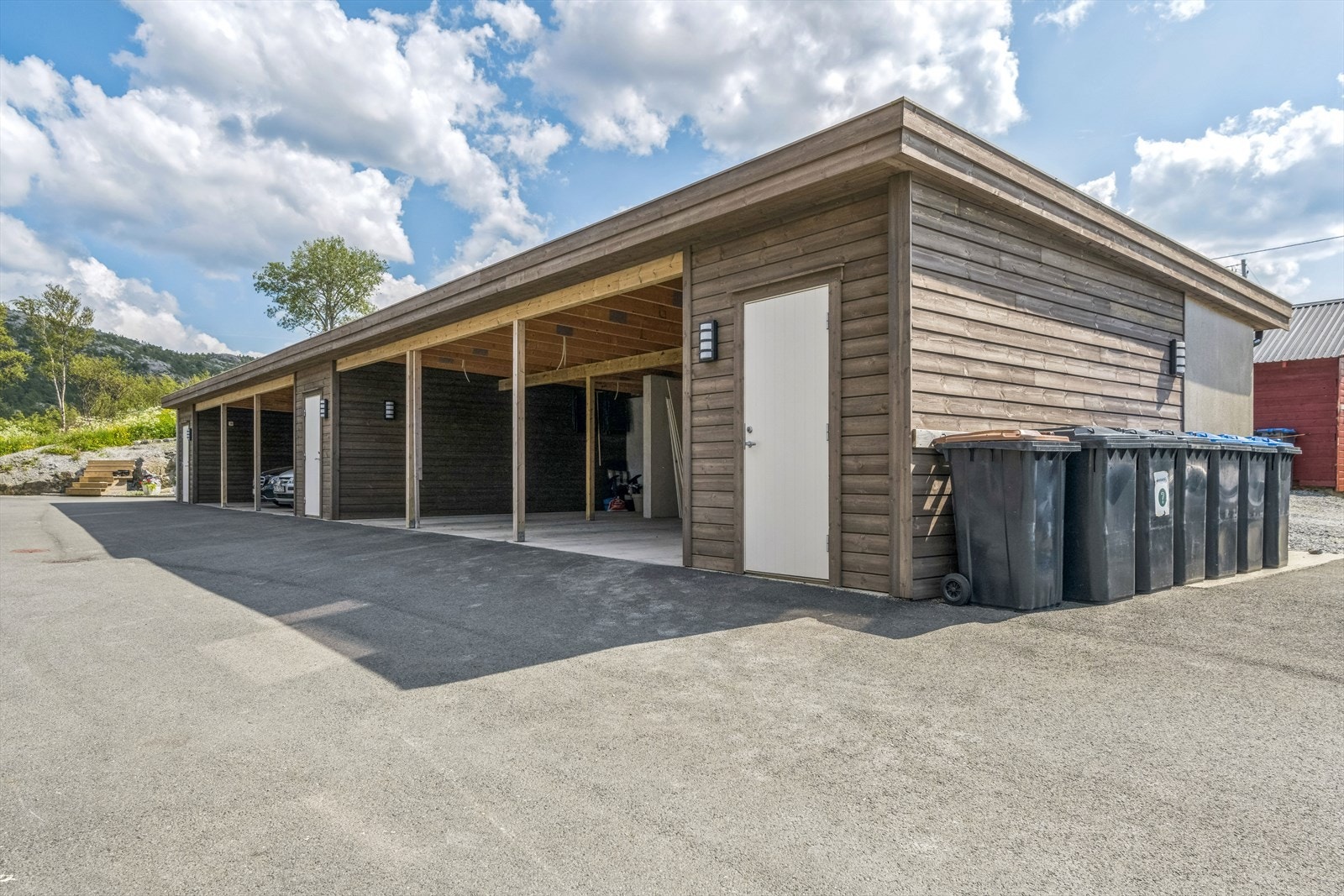 Felles carport med bod Galleribilde