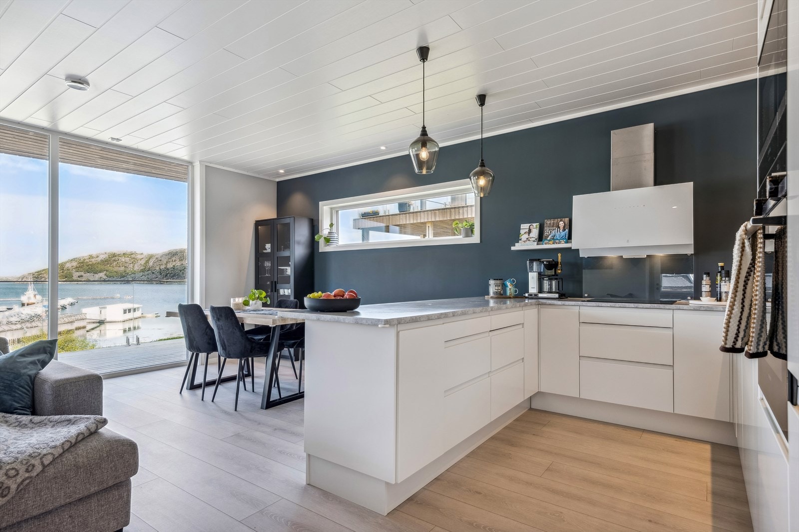 Åpen løsning stue og kjøkken. Flott utsikt fra kjøkkenbenk. Galleribilde